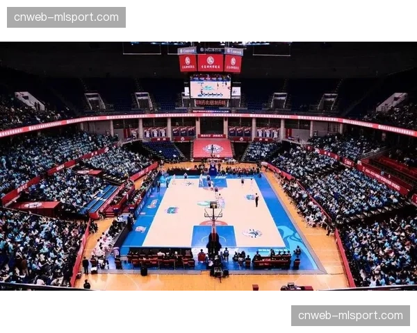 山东高速主场大屏展示“本场最佳传球”集锦，与球迷互动