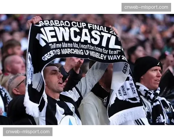 镜头捕捉：看台上阿斯顿维拉小球迷因球队丢球哭泣，获对手球迷安慰赠予围巾