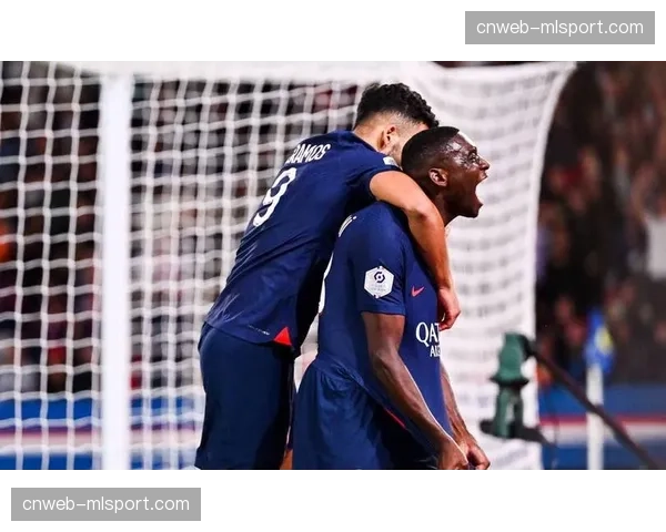 巴黎球员阿什拉夫帕乔安慰重伤埃基蒂克，对手温情一幕